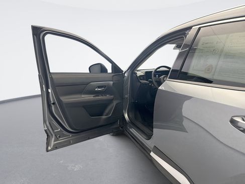 Used 2025 Nissan Kicks SR AWD/4WD image 9