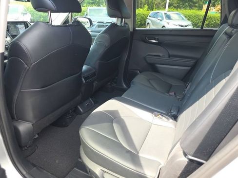 Used 2020 Toyota Highlander XLE AWD/4WD image 11