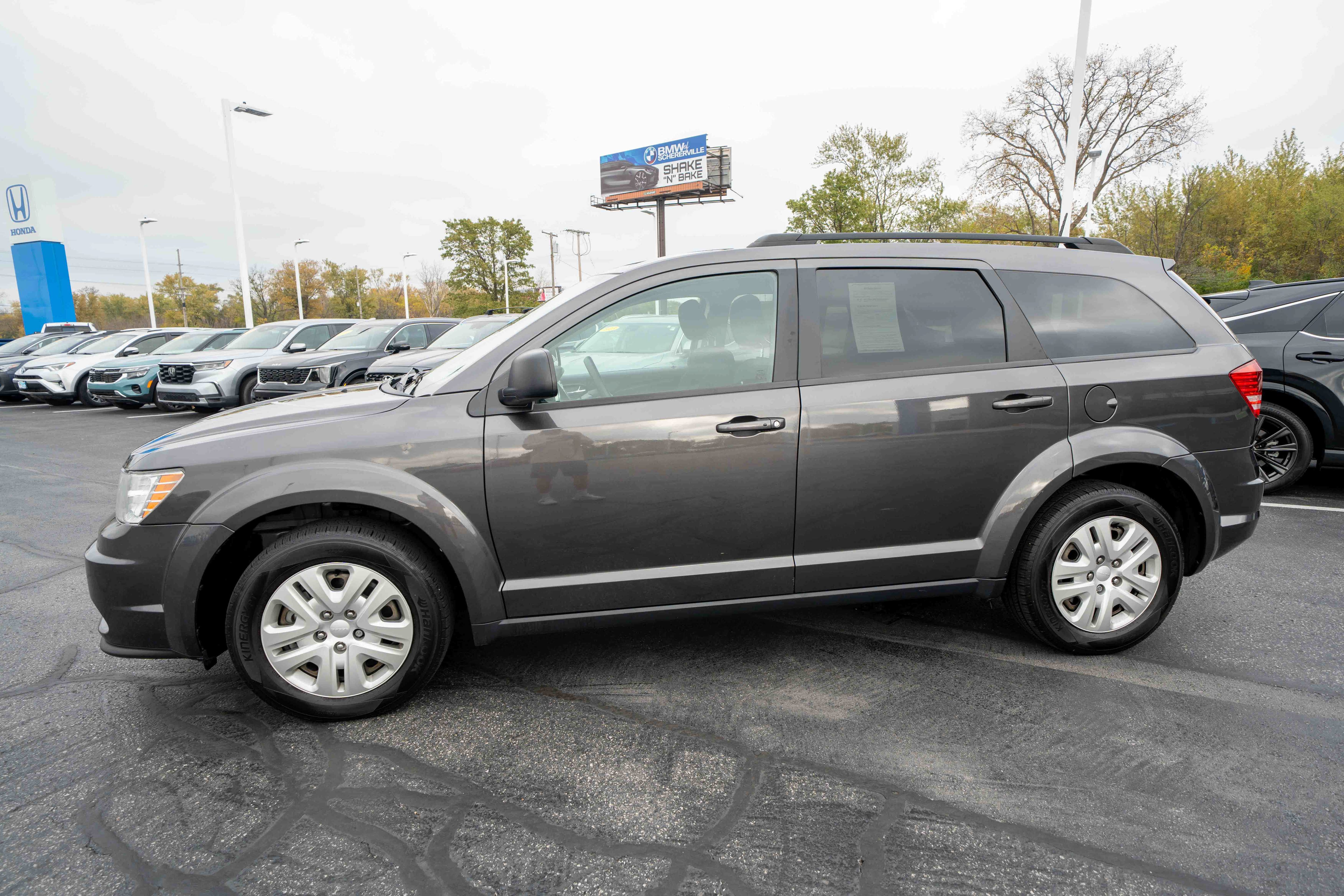 Used 2019 Dodge Journey SE FWD image 3