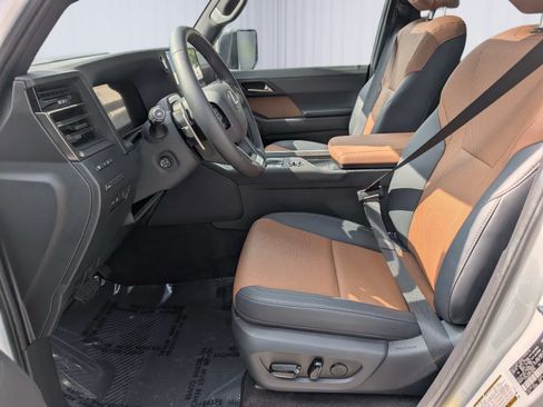 Used 2026 Lexus GX 550 w/ Accessory Package (2T) AWD/4WD image 19