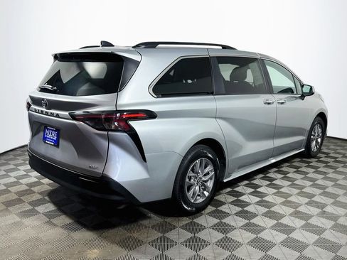 Certified 2025 Toyota Sienna XLE FWD image 7