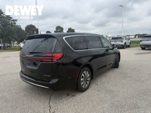 Used 2025 Chrysler Pacifica Select FWD image 8