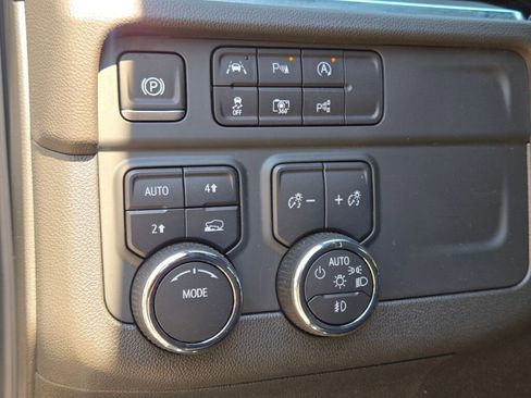 Used 2025 Chevrolet Suburban Premier image 32