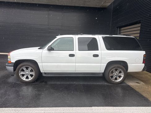 Used 2006 Chevrolet Suburban LS w/ Smart Select Package RWD image 2