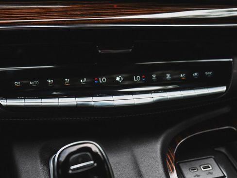 Used 2023 Cadillac Escalade Premium Luxury image 22