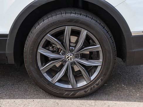 Used 2023 Volkswagen Tiguan SE w/ Panoramic Sunroof Package image 11