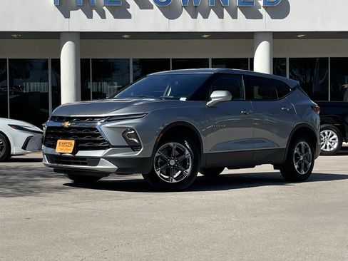 Used 2025 Chevrolet Blazer LT image 2