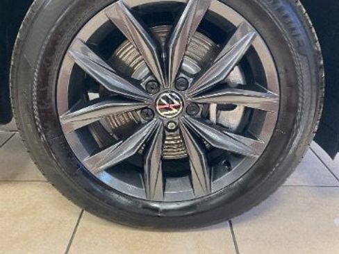 Used 2023 Volkswagen Tiguan SE w/ Panoramic Sunroof Package image 39