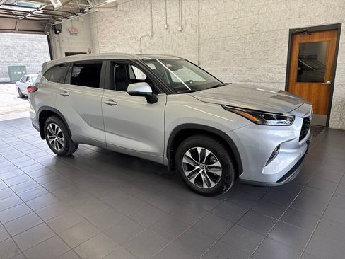 Used 2023 Toyota Highlander XLE AWD/4WD image 1