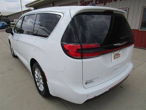 Used 2023 Chrysler Pacifica Touring-L FWD image 9