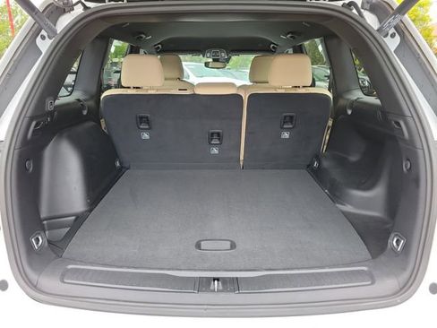 Used 2024 Jeep Grand Cherokee Limited w/ Black Appearance Package image 10