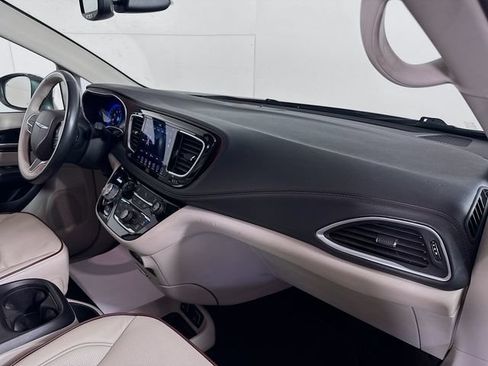Used 2020 Chrysler Pacifica Limited FWD image 35