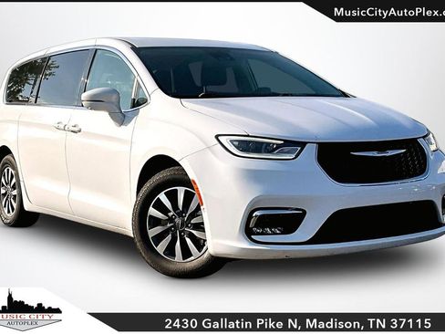 Used 2022 Chrysler Pacifica Touring-L w/ Uconnect Theater Family Group FWD image 1