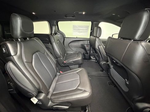 New 2026 Chrysler Pacifica Select image 9