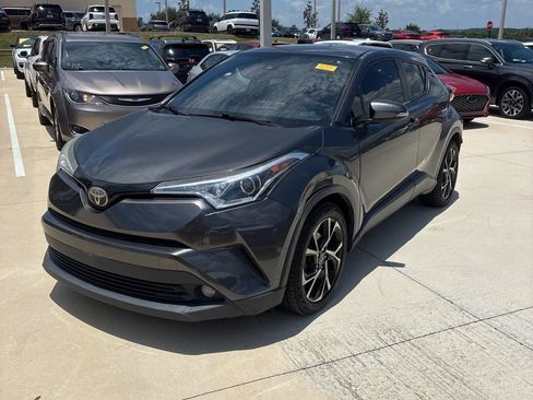 Used 2018 Toyota C-HR XLE FWD image 3