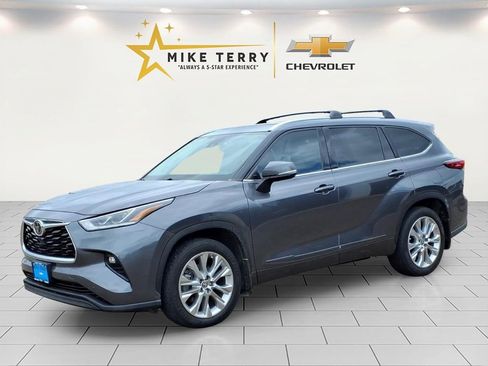 Used 2021 Toyota Highlander Limited w/ Protection Package #3 (TMS) FWD image 1