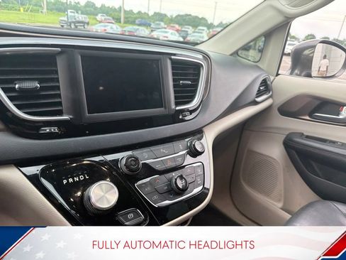 Used 2019 Chrysler Pacifica Touring-L FWD image 9