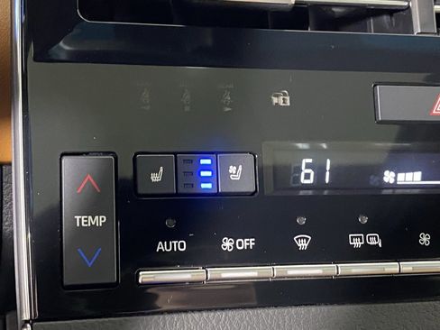 Used 2022 Toyota Avalon Touring image 18