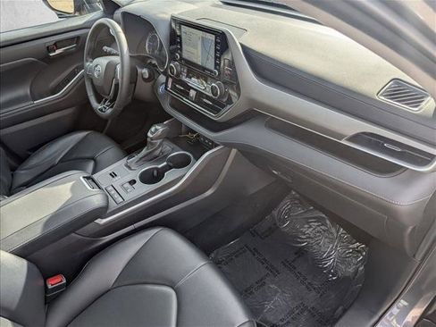 Used 2021 Toyota Highlander XLE image 21