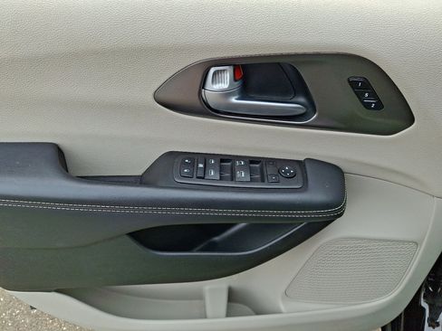 Used 2024 Chrysler Pacifica Touring-L image 22