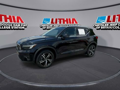 Used 2023 Volvo XC40 B5 Plus AWD/4WD image 4