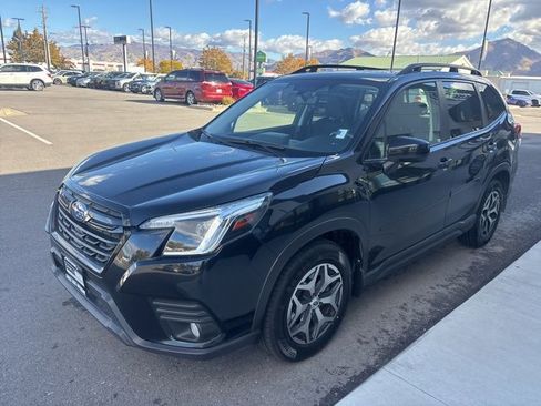 Used 2023 Subaru Forester Premium image 3