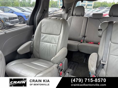 Used 2017 Toyota Sienna XLE w/ XLE Navigation Package FWD image 10
