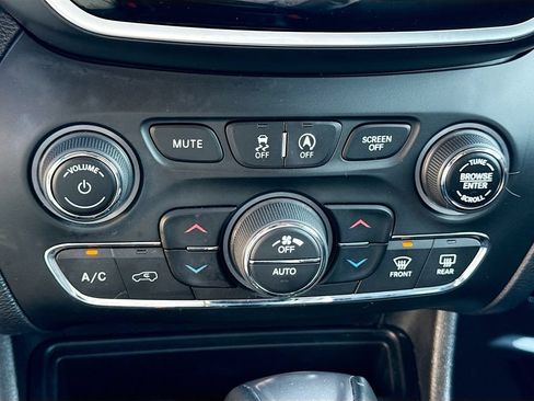 Used 2019 Jeep Cherokee Limited FWD image 34