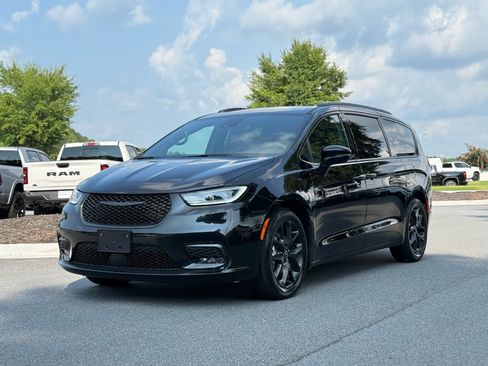 Used 2025 Chrysler Pacifica Limited FWD image 1