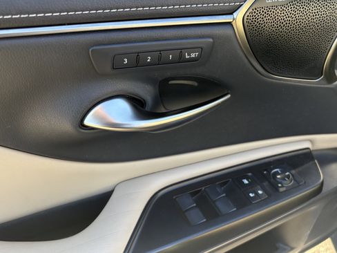 Used 2019 Lexus ES 300h w/ Luxury Package image 17