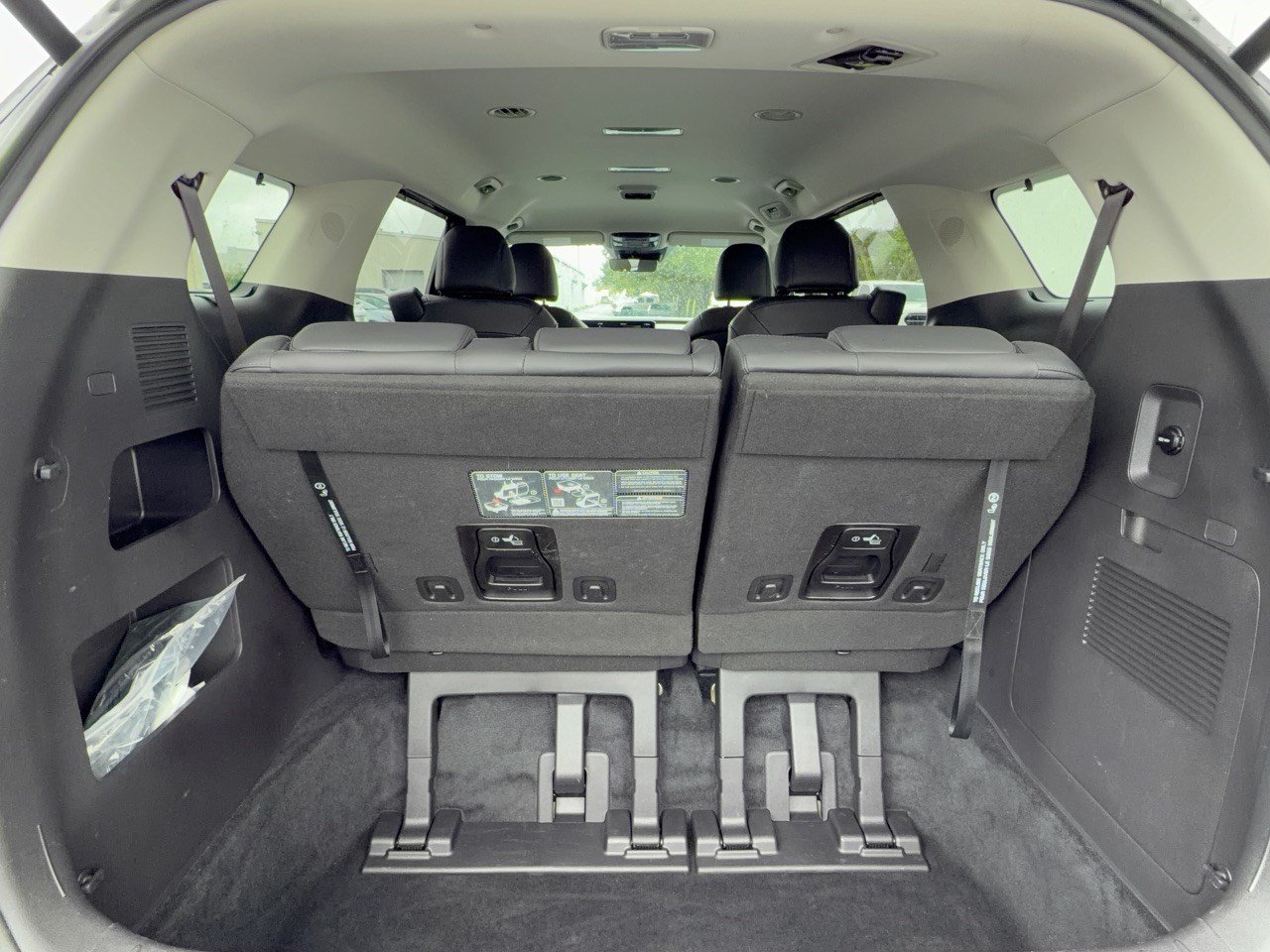 Used 2025 Kia Carnival EX FWD image 28