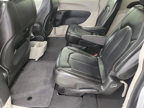 Used 2024 Chrysler Pacifica Touring-L image 20