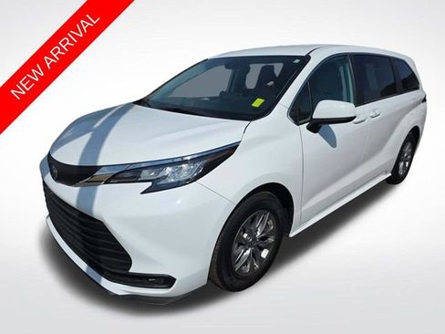 Used 2024 Toyota Sienna LE AWD/4WD image 1