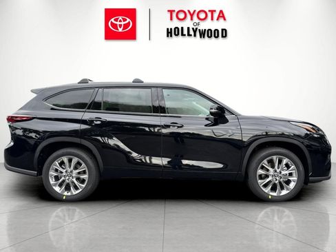 New 2025 Toyota Highlander Limited image 3