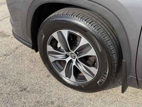 Used 2025 Toyota Highlander XLE AWD/4WD image 10
