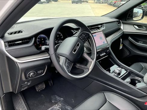 New 2025 Jeep Grand Cherokee Limited w/ Black Appearance Package image 9