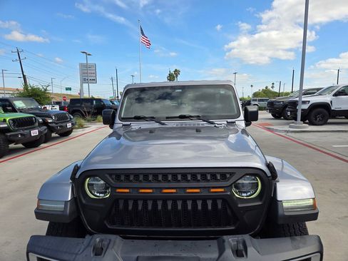 Used 2018 Jeep Wrangler Unlimited Sahara AWD/4WD image 8