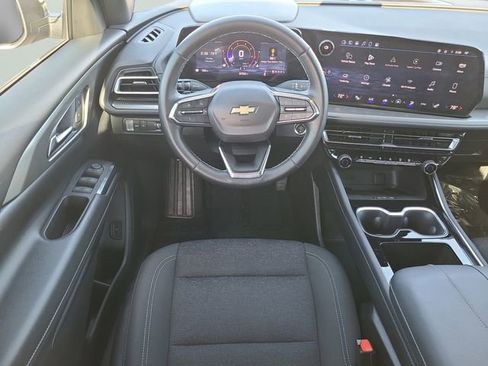 Used 2025 Chevrolet Traverse LT image 18