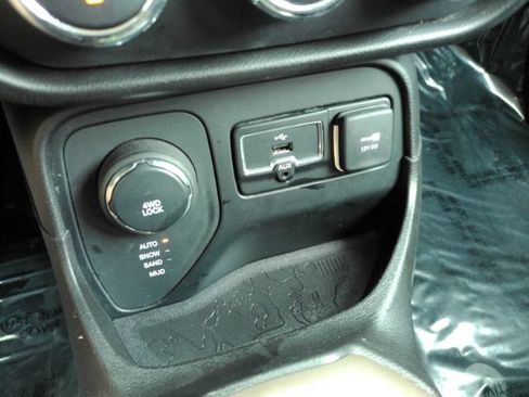 Used 2017 Jeep Renegade Latitude w/ Cold Weather Group AWD/4WD image 40