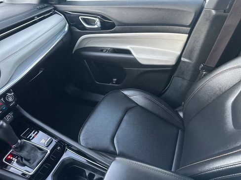 Used 2024 Jeep Compass Limited image 16