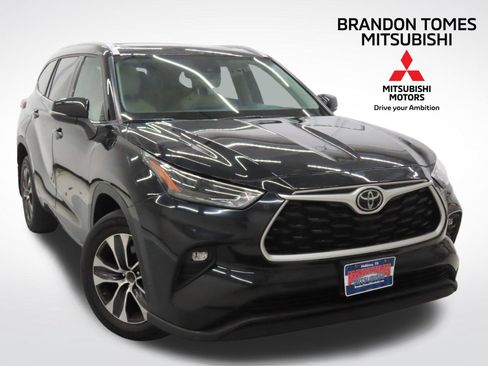Used 2022 Toyota Highlander XLE AWD/4WD image 1