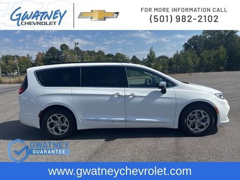 Used 2023 Chrysler Pacifica Limited image 4
