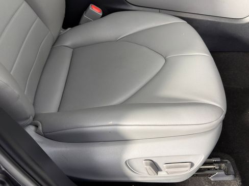 Used 2023 Toyota Highlander XLE image 32