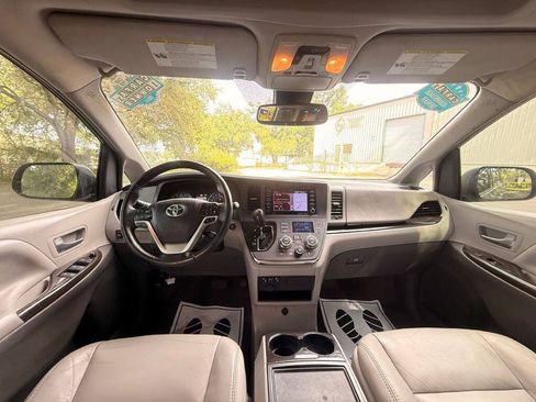Used 2018 Toyota Sienna XLE w/ XLE Navigation Package FWD image 14