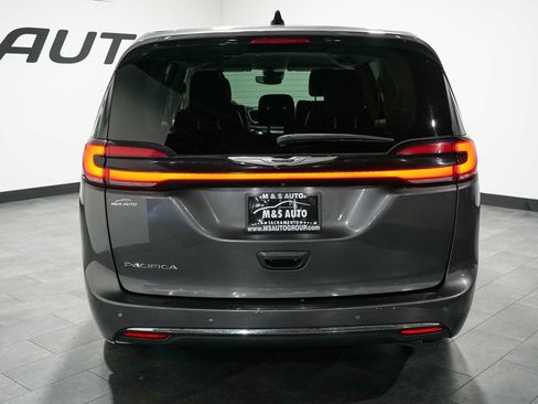 Used 2023 Chrysler Pacifica Touring-L FWD image 5