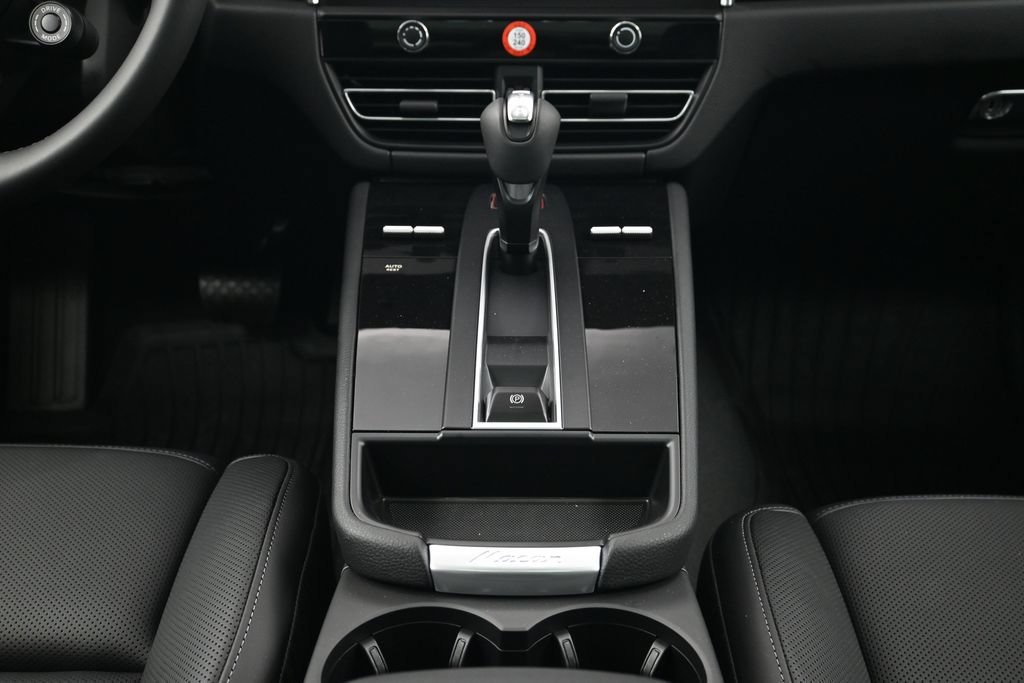 Certified 2026 Porsche Macan AWD/4WD image 10