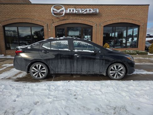 Used 2021 Nissan Versa SR image 2