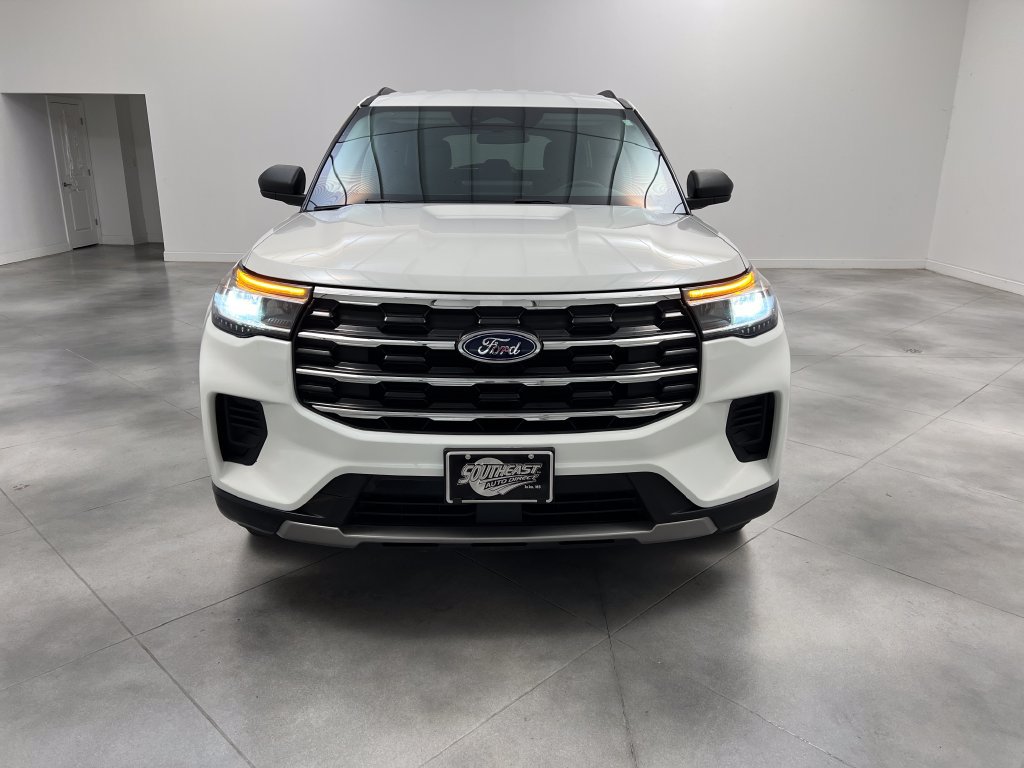 Used 2025 Ford Explorer Active AWD/4WD image 3