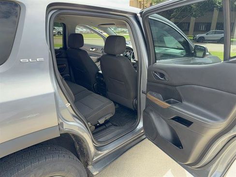 Used 2021 GMC Acadia SLE FWD image 9