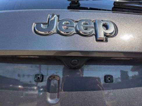 Used 2019 Jeep Grand Cherokee Laredo AWD/4WD image 16